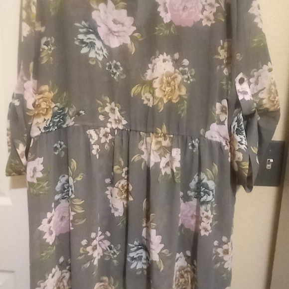 NWT-Torrid Tunic Floral Top Shirt Plus Size 2X Gray - Picture 3 of 7